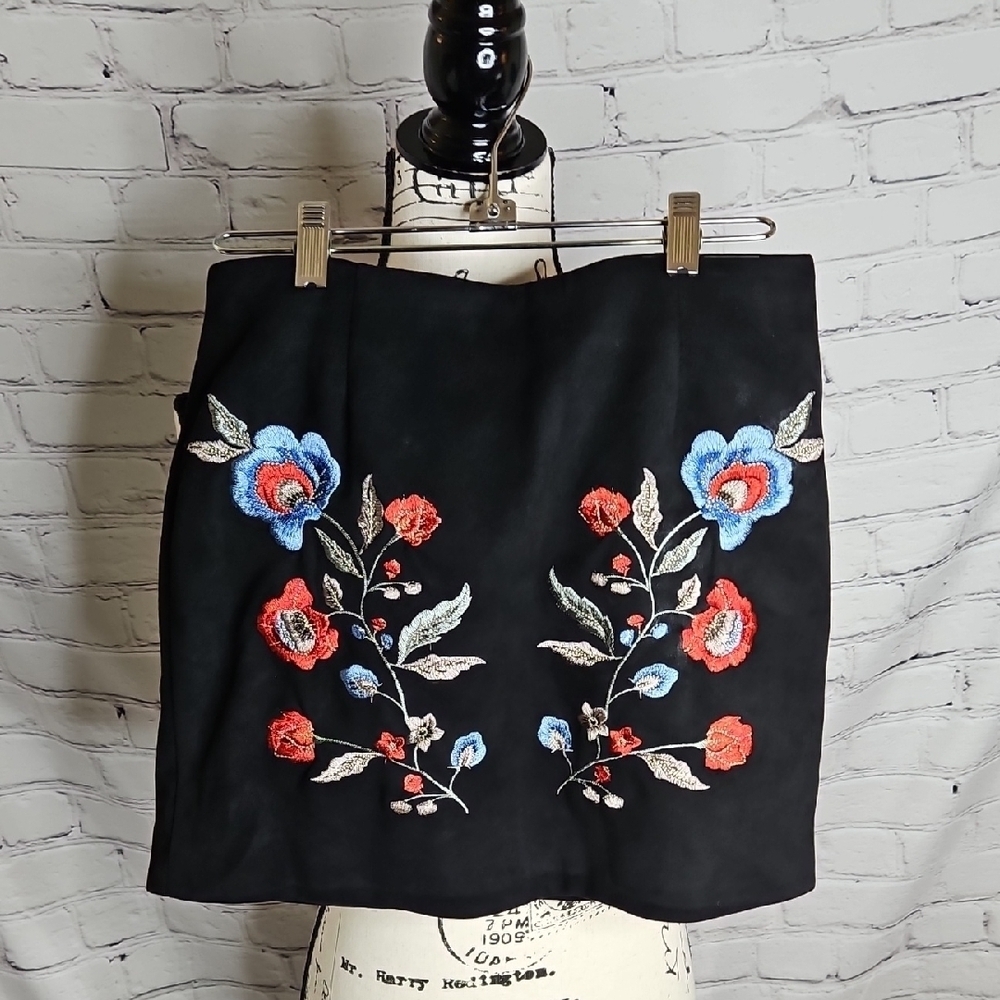 Forever 21 Black Faux Suede Floral Embroidered Mini Skirt Size Small